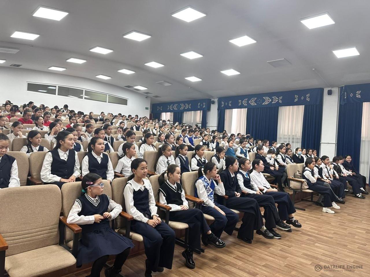 20.11.2025жылы «Сымбатты қыз – сәнді қыз емес» тақырыбында 5-6 сыныбына қыздар жиналысы өтілді. Мақсаты:5–6-сынып қыз балаларын сымбаттылық, ұқыптылық