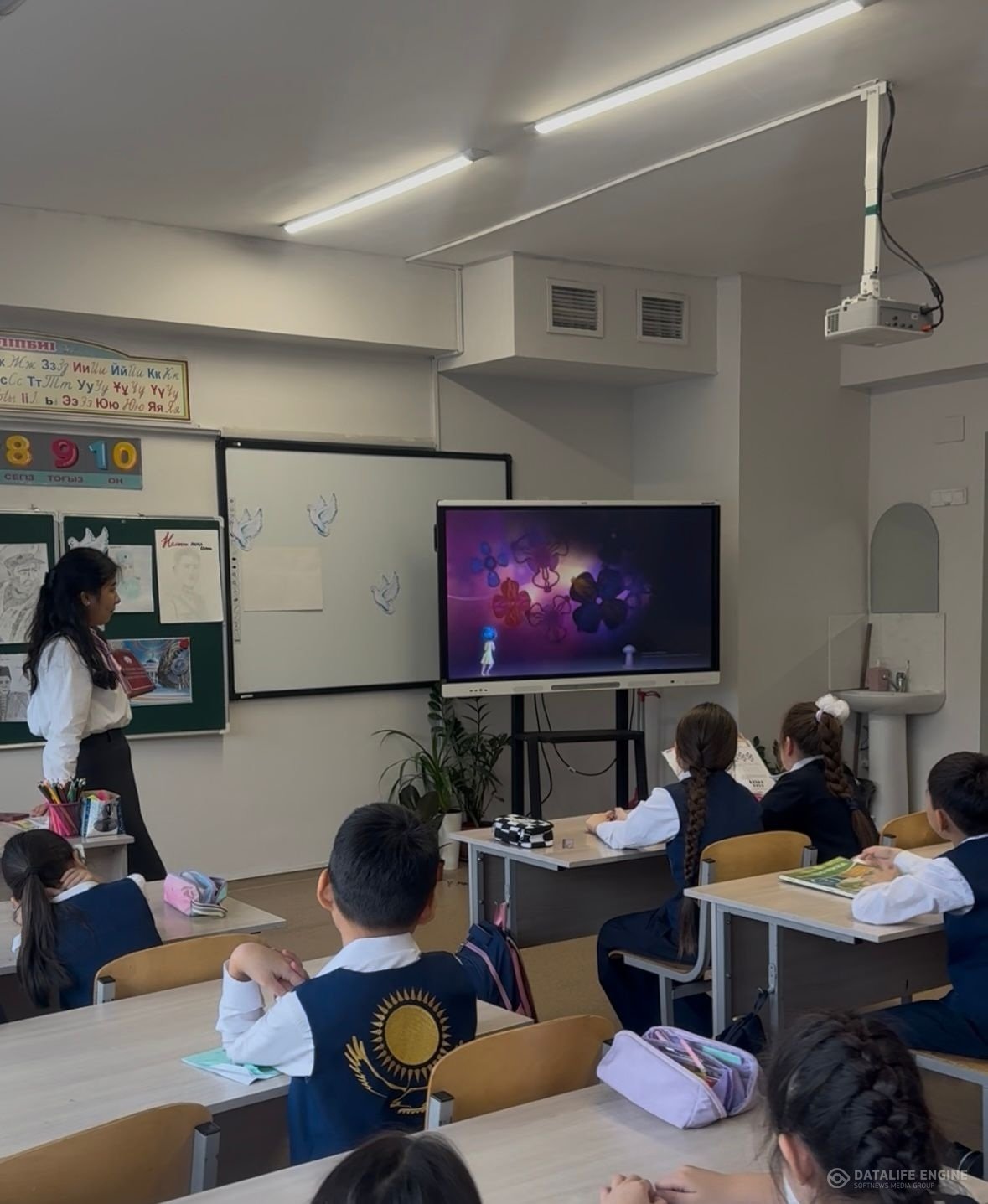 3 «Е» сынып оқушыларымен «Досыңды түсінгің келсе, алдымен өзіңді түсін» атты тренинг өткізілді.