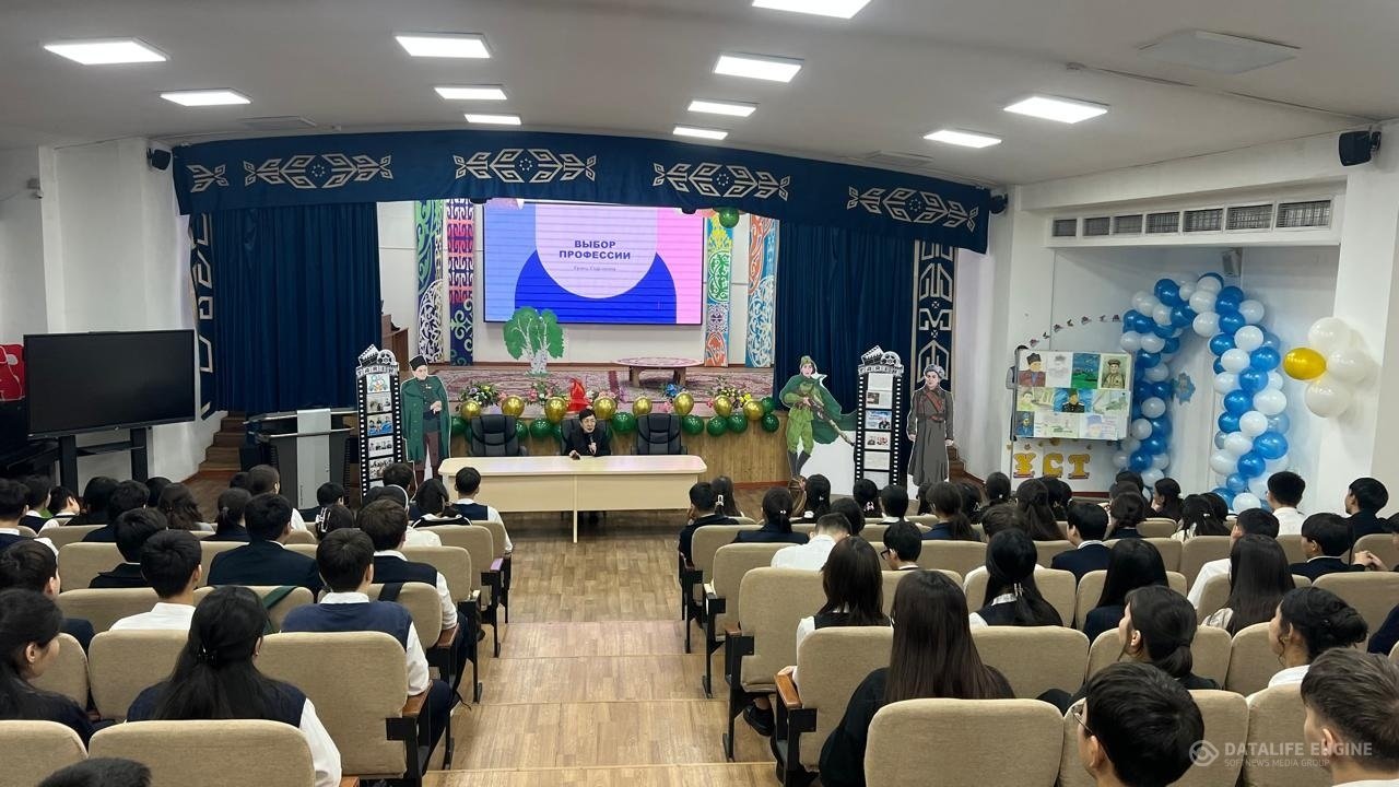 «Алматы қаласының Еңбек мобильділігі орталығы» КММ-нің маманы Еркеш Садыковна Жакуповна мен 9 сынып білім алушылары арасында кәсіптік бағдар беру жұмы