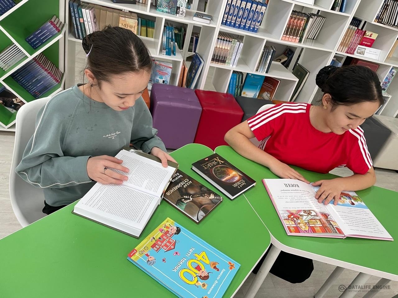 Қысқы демалыста кітапхана оқырмандарына кітапханаға жаңадан келіп түскен кітаптарға шолу жасалды.