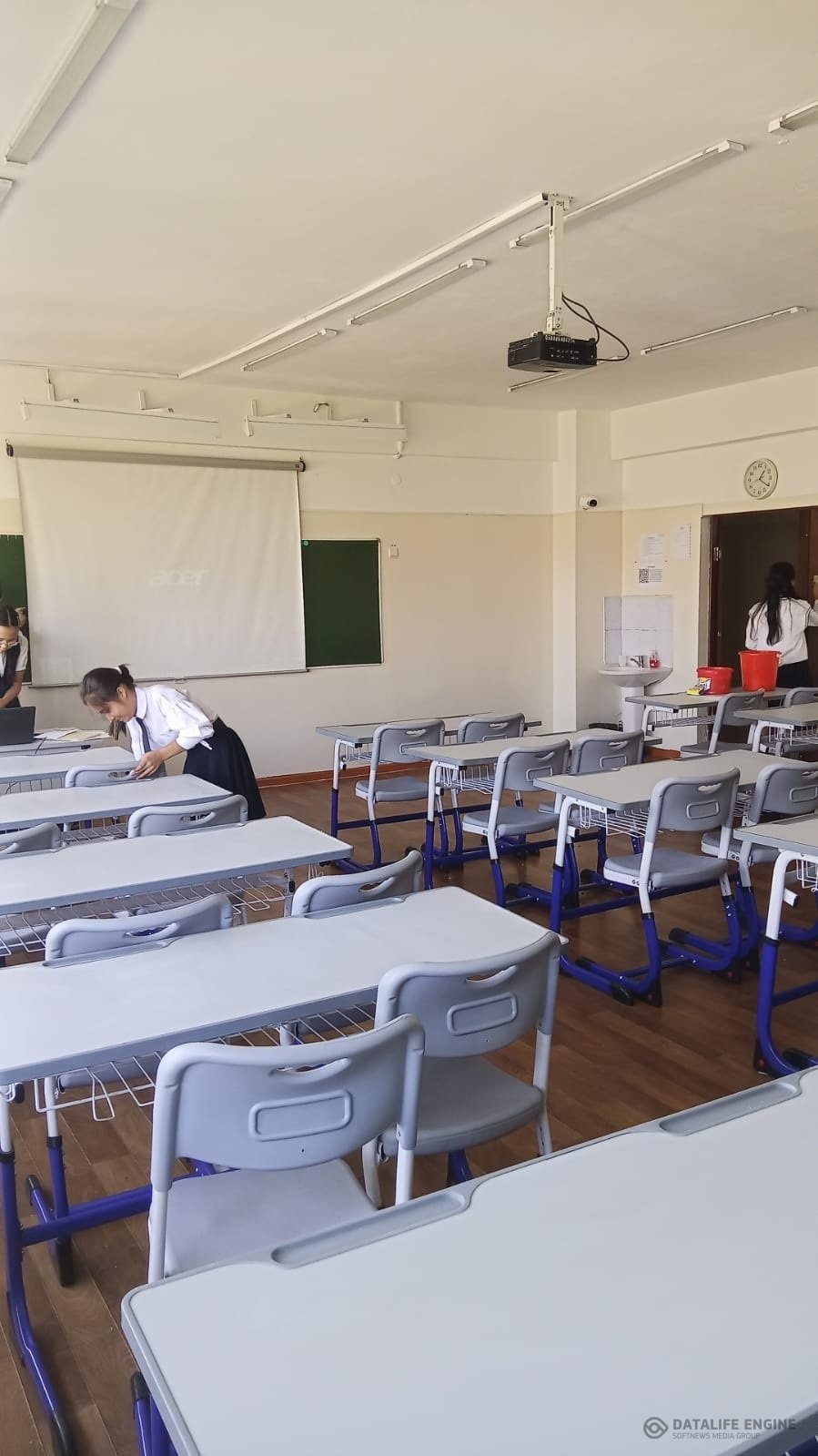 Адал азамат біртұтас тәрбие жұмысы бойынша мектебімізде әр бейсенбі " Таза Қазақстан" мектепшілік тазалық күні өткізіледі.