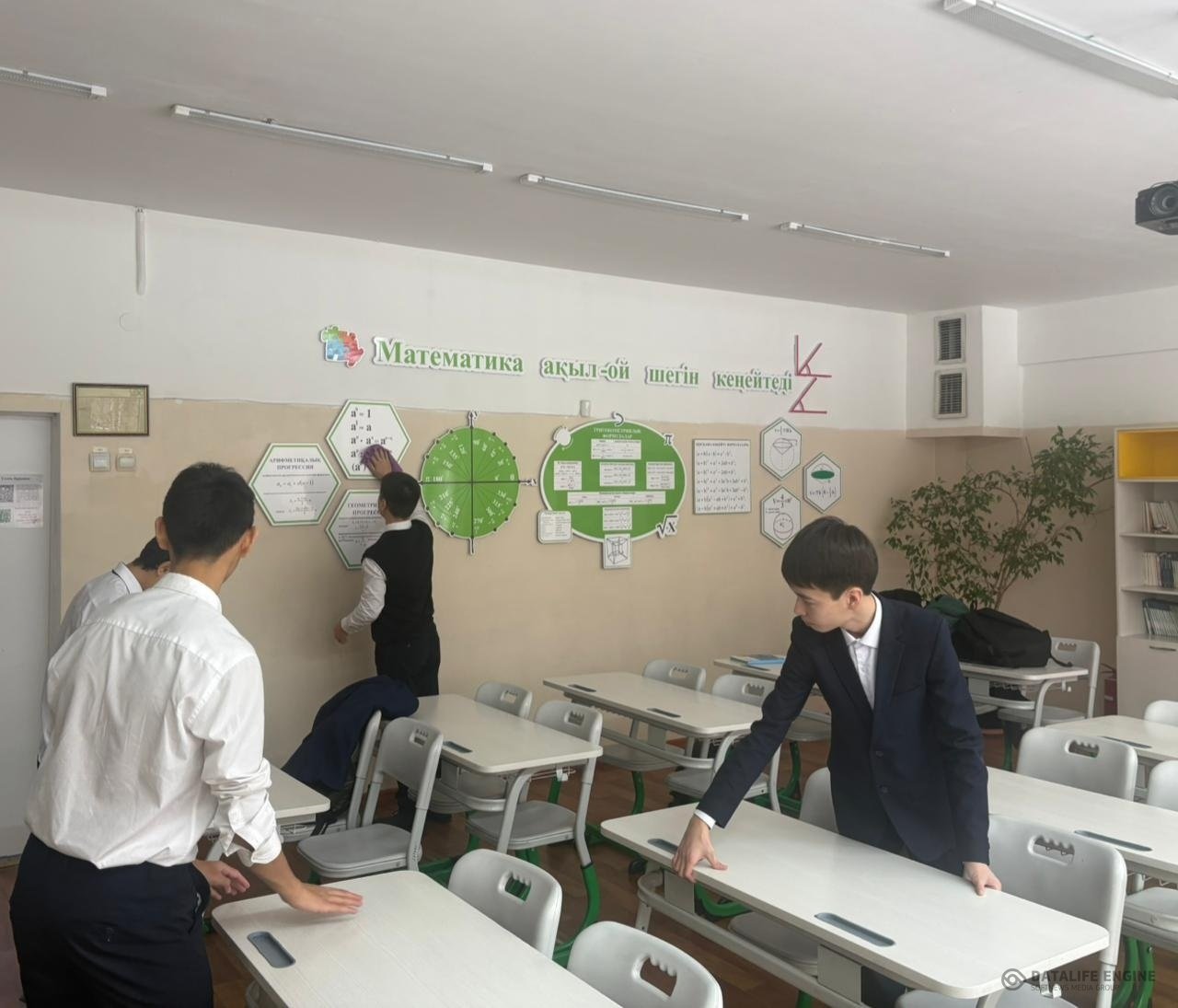 Адал азамат біртұтас тәрбие жұмысы бойынша мектебімізде әр бейсенбі " Таза Қазақстан" мектепшілік тазалық күні өткізіледі.