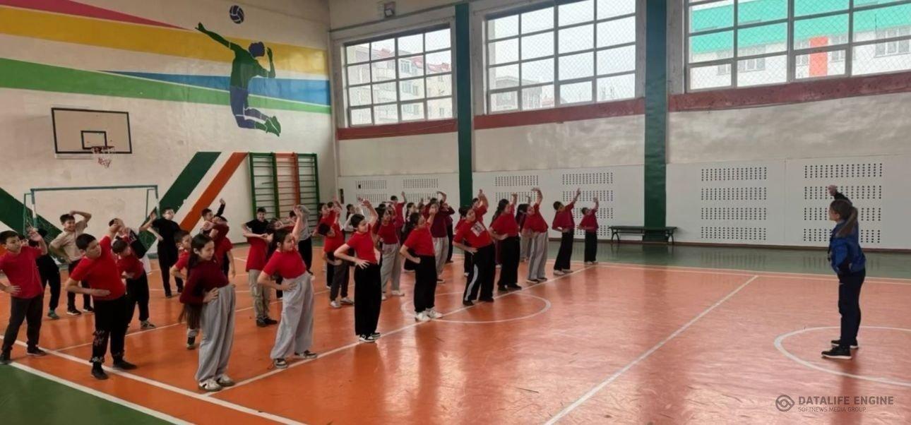 Салауатты өмір салтын қалыптастыру мақсатында мектеп оқушыларымен дене жаттығуы жасалынды.